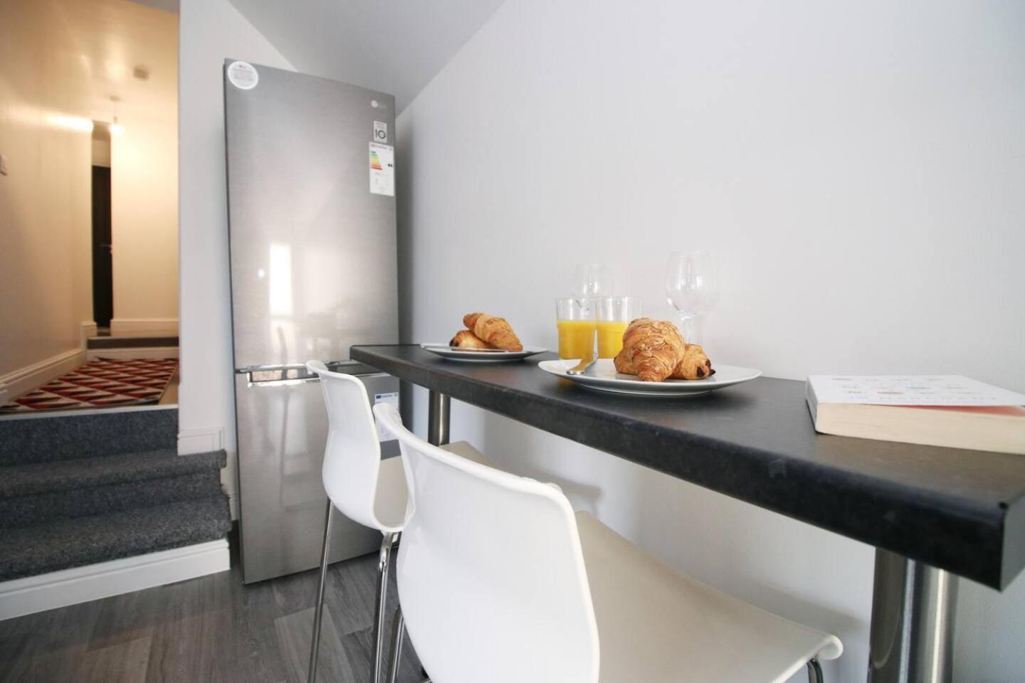 Modern Guesthouse, Fast Wi-Fi, Street Free Parking, Central, Fully Equipped كارديف المظهر الخارجي الصورة